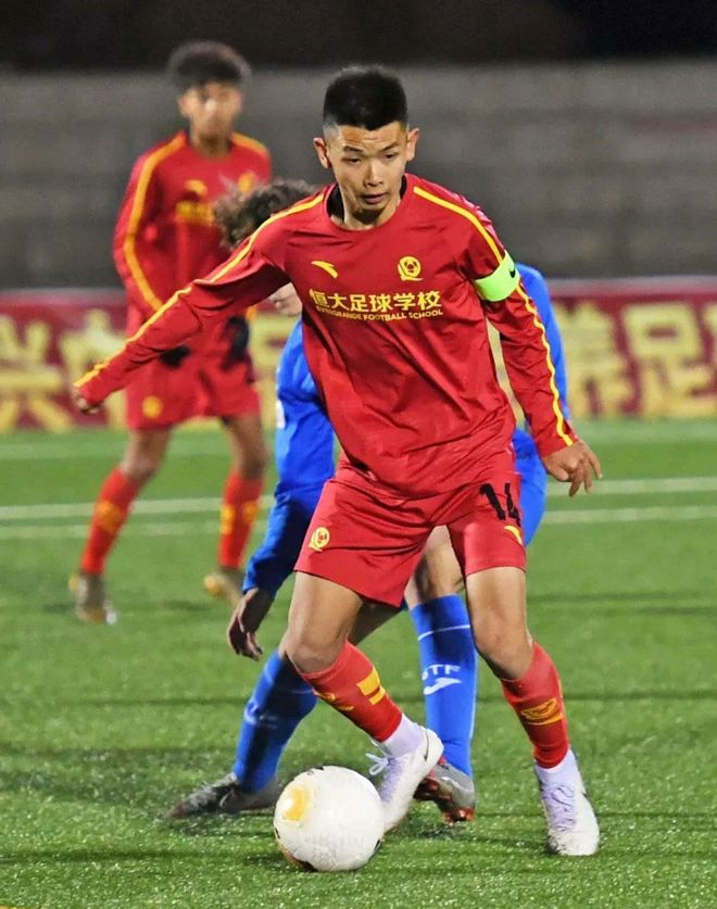 冲刺阶段体能课后，广州队完成体检备战西甲，悬念犹存，更衣室氛围转暖(部队三个过硬是哪三个)