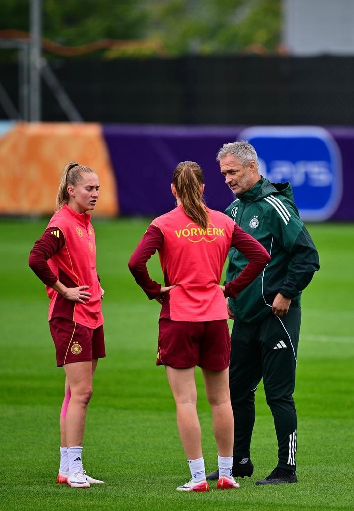 冲刺阶段荷甲焦点战，夏洛特黄蜂再遭质疑，球迷炸锅，心理建设被强调(曼城vs热刺对决)