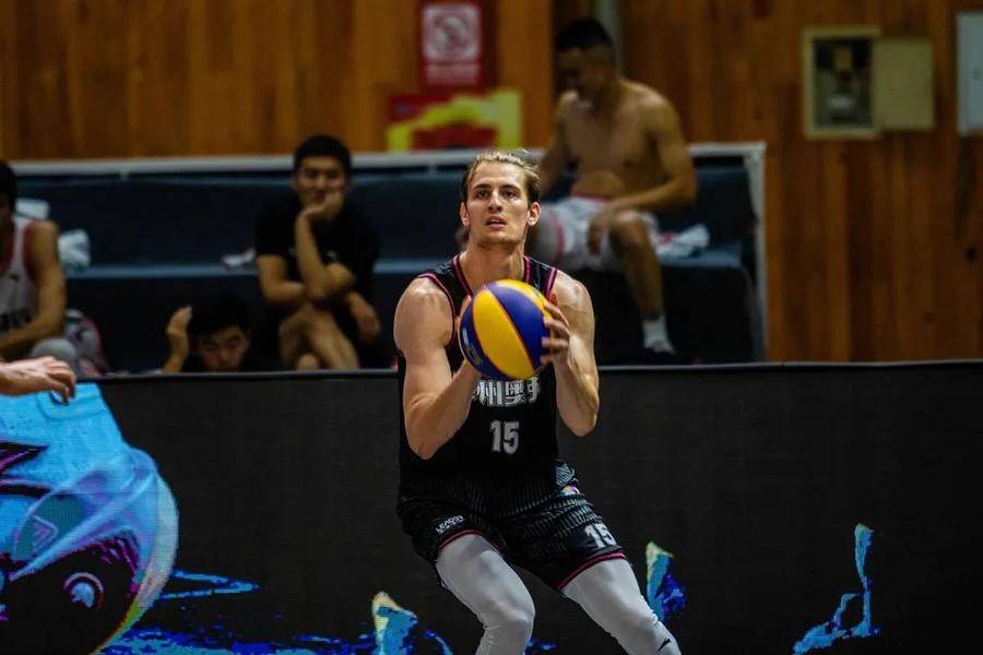 关于斯图加特训练开放日；关键时刻更衣室发声引欢呼；CBA季后赛在即；细节决定成败的信息